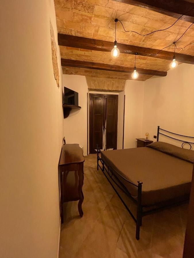 Bed and Breakfast La Vie En Rose Фонді Екстер'єр фото